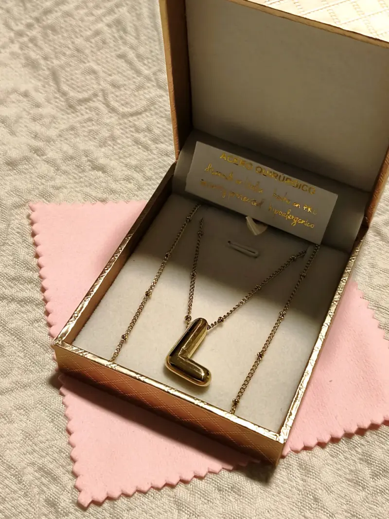 Collar de acero quirúrgico dorado con dije moderno - 5