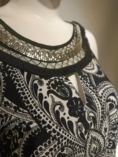 Línea Fiesta - Vestido B&W Paisley – Privilege T48 - miniatura 2