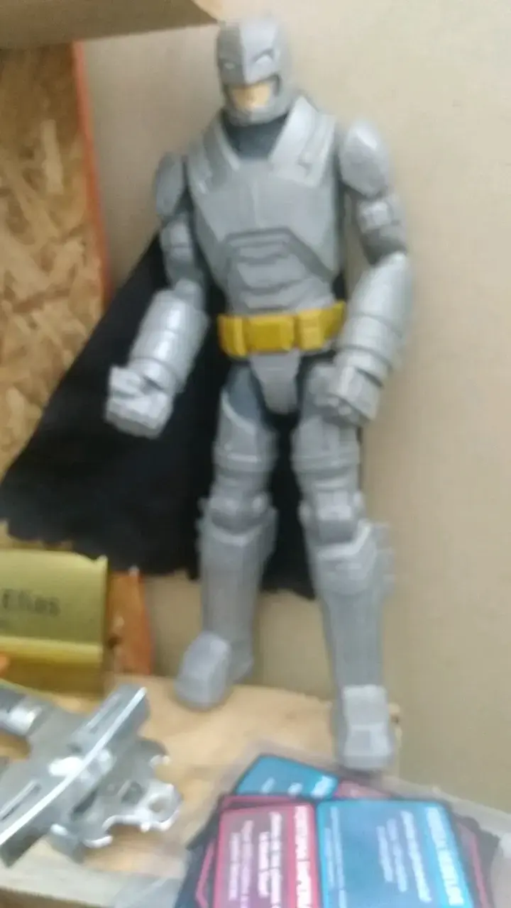 Figura de acción de superhéroe gris con capa