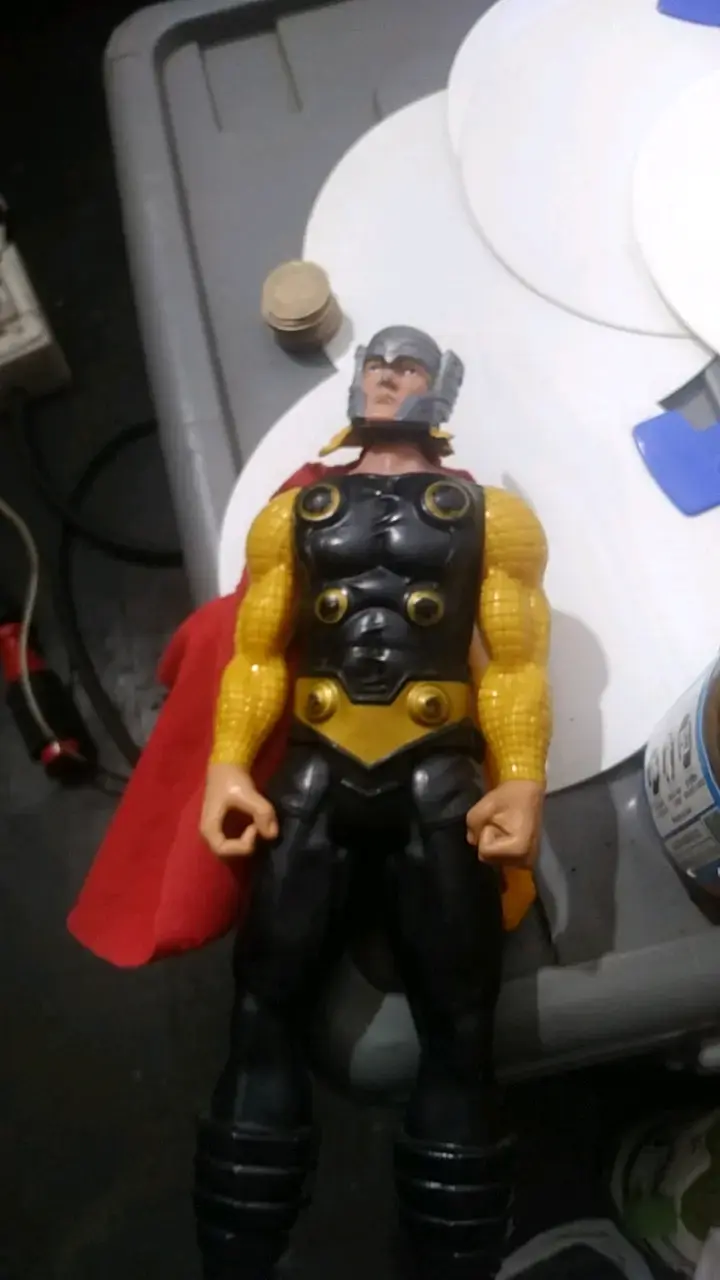 Figura de acción de superhéroe con capa roja