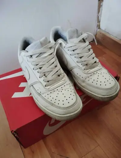 Zapatillas deportivas blancas Nike en buen estado - miniatura 1