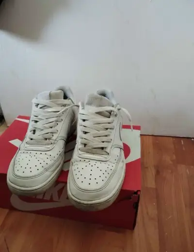 Zapatillas deportivas blancas Nike en buen estado - miniatura 2