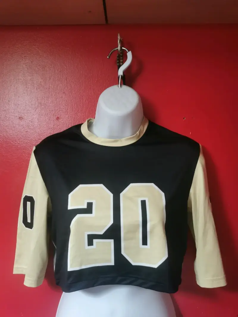 Polera deportiva corta con número 20 - 1