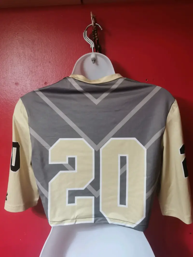 Polera deportiva corta con número 20 - 2