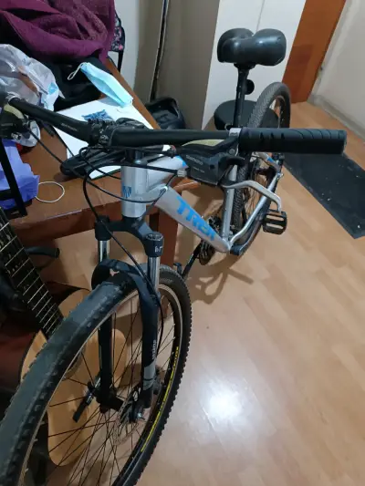Bicicleta Trek de Montaña con Suspensión - miniatura 2