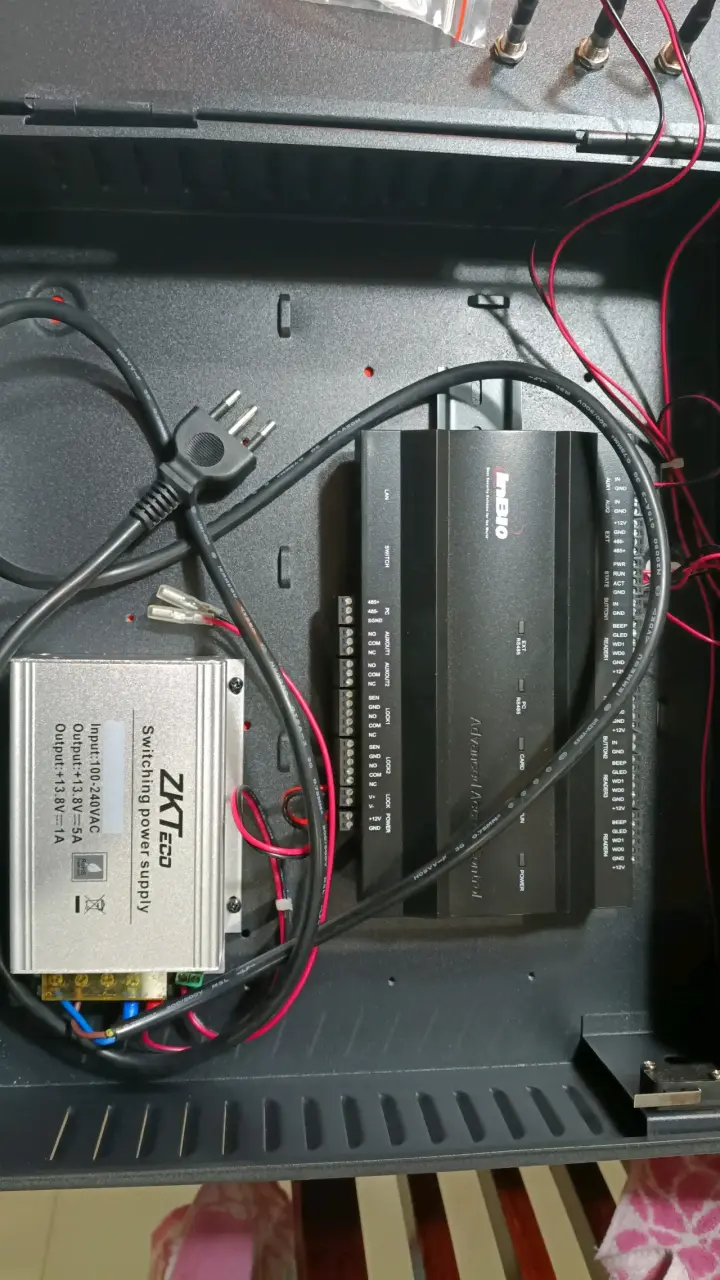 Sistema de control de acceso ZKTeco con fuente de poder - 2