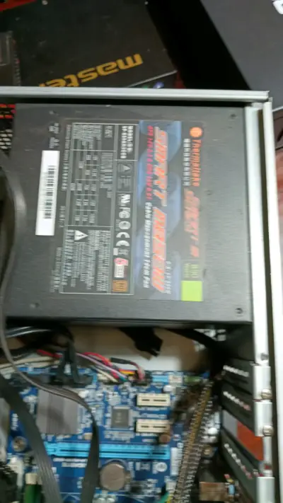 Fuente de poder Thermaltake Smart 650W para PC - miniatura 1