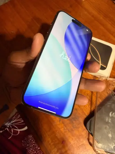 iPhone 16 Pro Max en buen estado con caja - miniatura 1