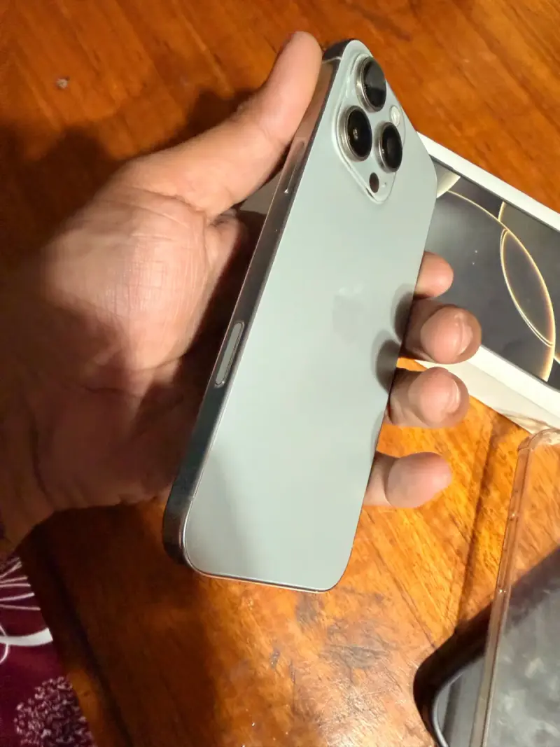iPhone 16 Pro Max en buen estado con caja - 2