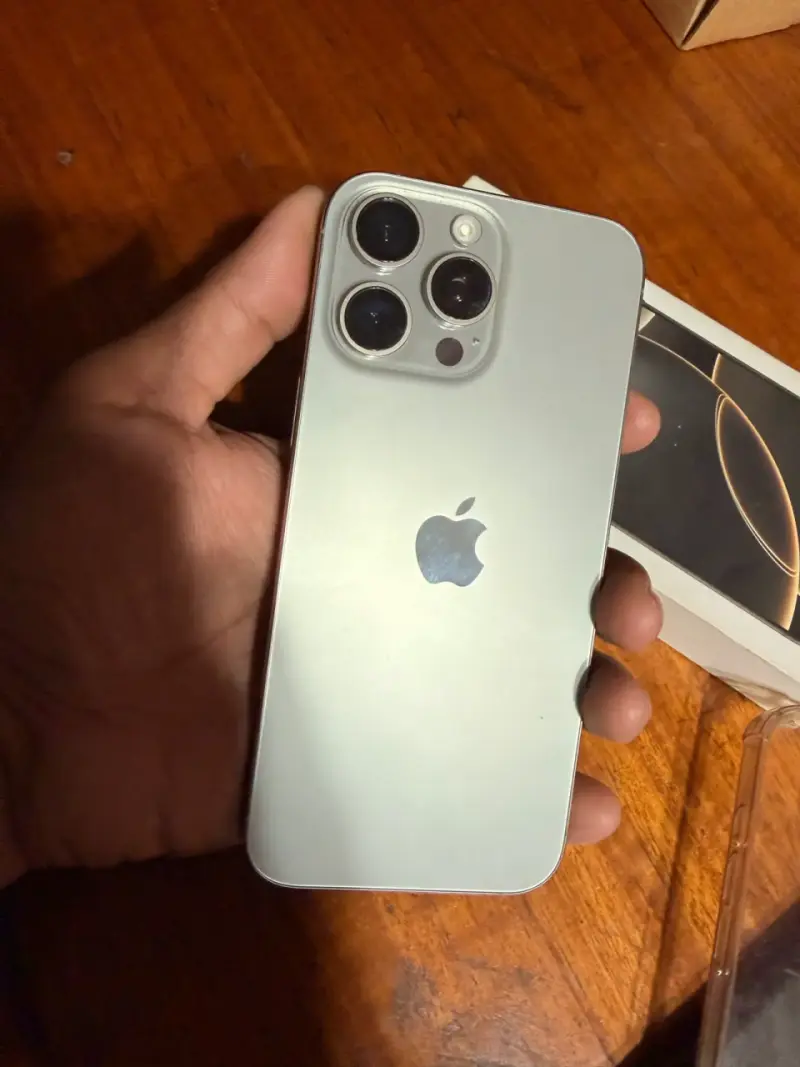 iPhone 16 Pro Max en buen estado con caja - 3