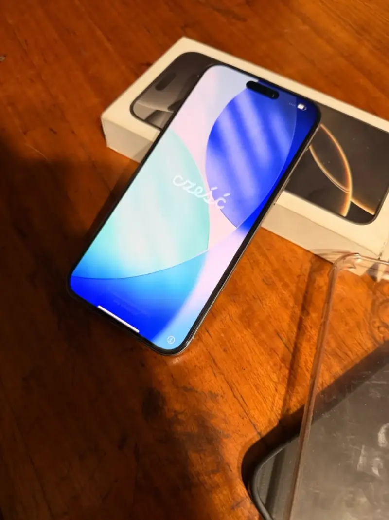 iPhone 16 Pro Max en buen estado con caja - 4