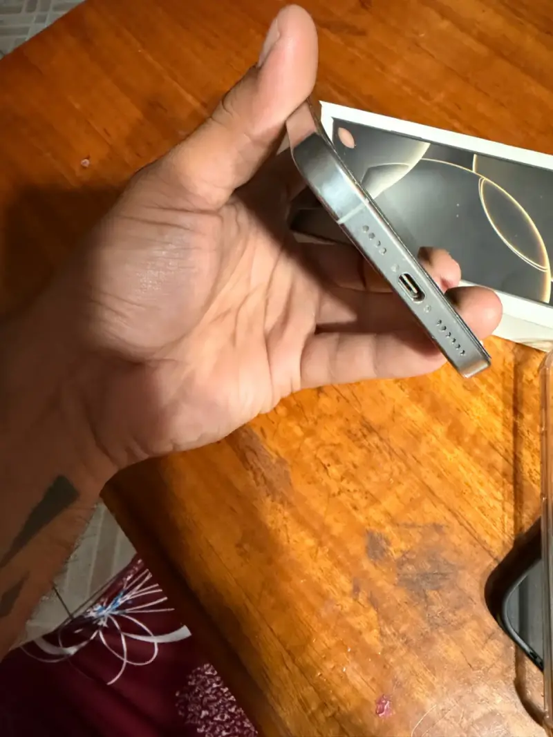 iPhone 16 Pro Max en buen estado con caja - 5