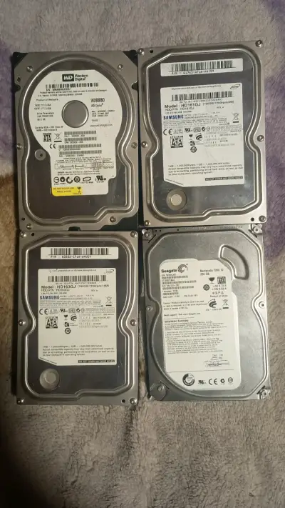 Lote de discos duros y placa madre repuestos bueno - miniatura 1