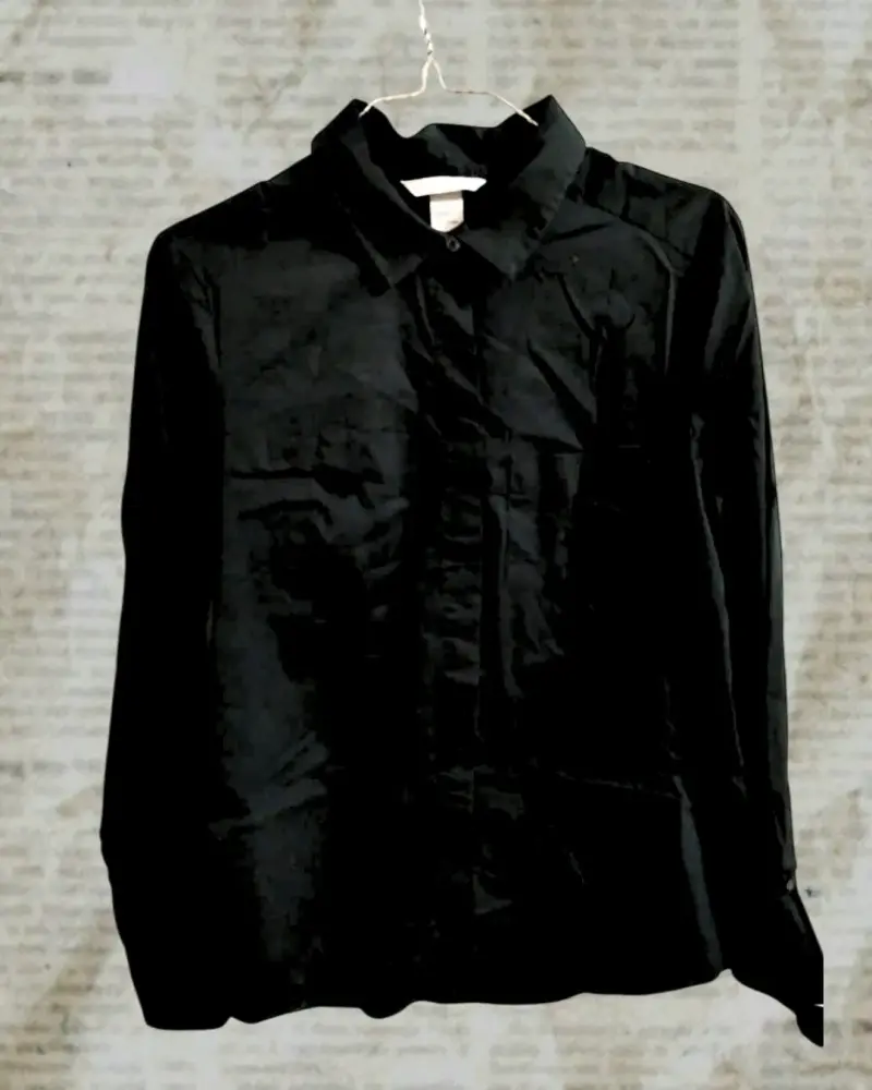Camisa negra formal , botones ocultos / invisibles