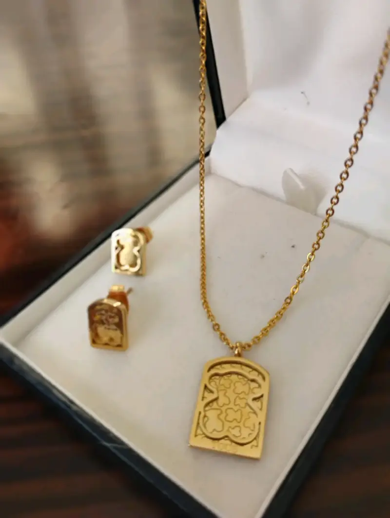 Set de joyería con colgante y aros dorados - 1