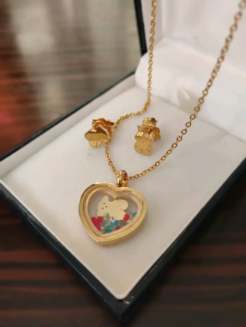 Set de joyería con colgante y aros dorados - 2