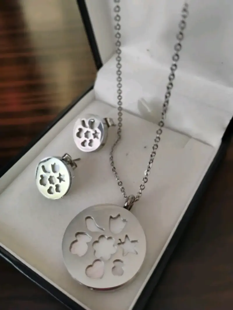 Set de joyería con colgante y aros dorados - 3
