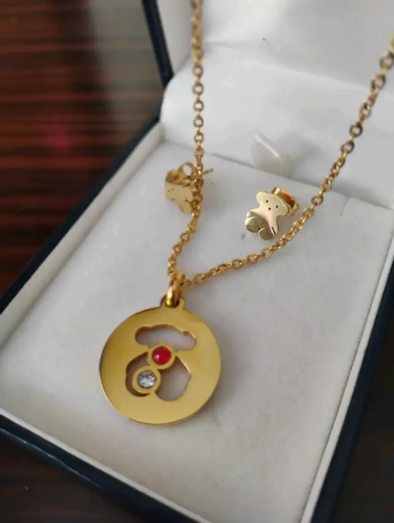 Set de joyería con colgante y aros dorados - 5