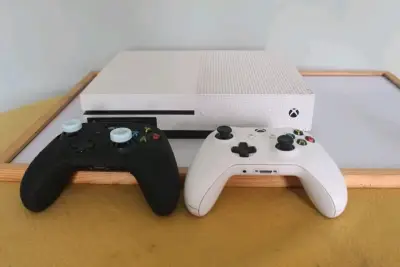 Consola Xbox One S con dos controles - miniatura 1