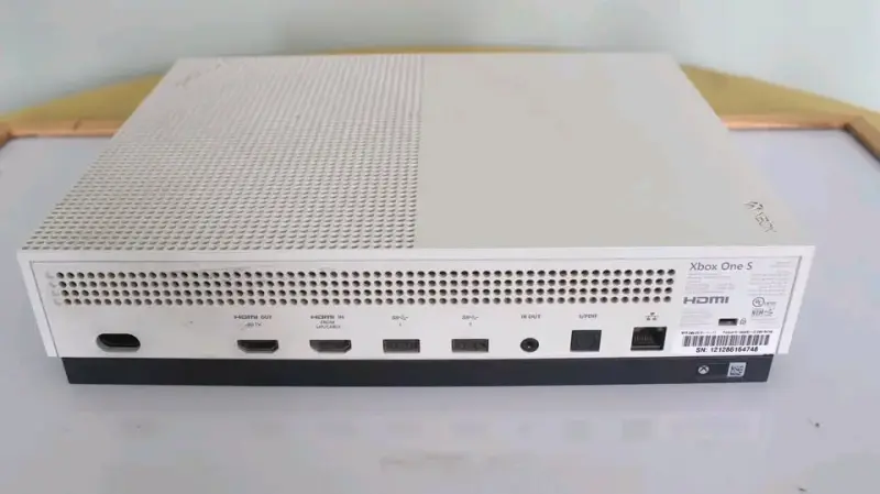 Consola Xbox One S con dos controles - 3