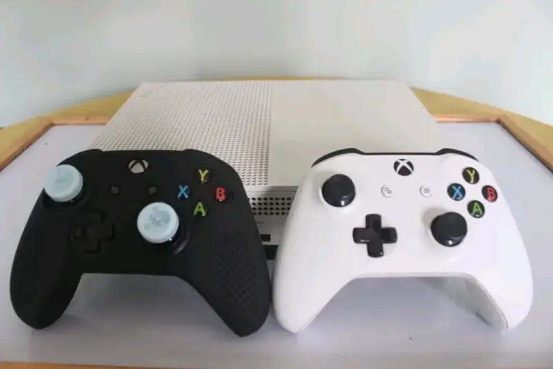 Consola Xbox One S con dos controles - 4