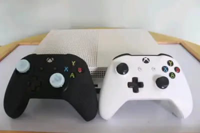 Consola Xbox One S con dos controles - miniatura 4
