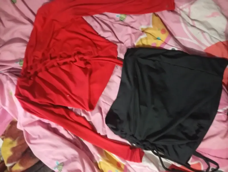 Conjunto de top rojo y falda negra