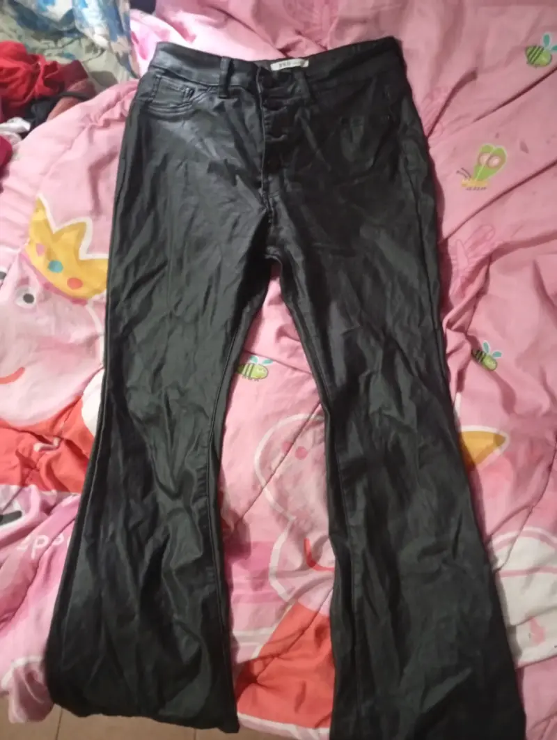 Pantalones de cuero sintético negro para mujer