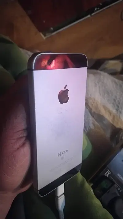 iPhone SE en buen estado con cargador - miniatura 1