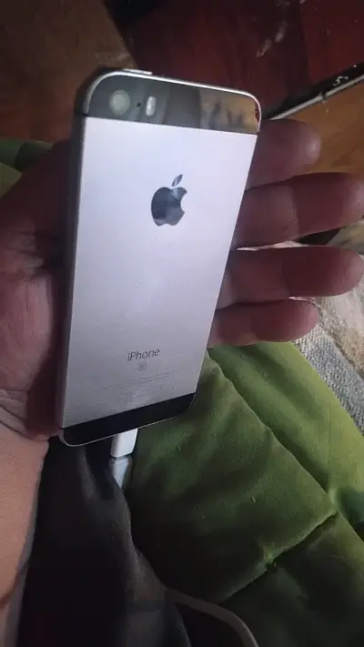 iPhone SE en buen estado con cargador - miniatura 2