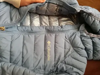 Chaqueta Columbia azul acolchada con capucha - miniatura 2