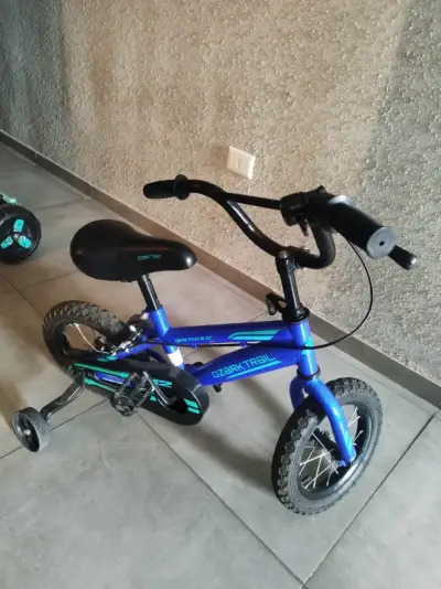 Bicicleta infantil azul con ruedas de entrenamiento - miniatura 2