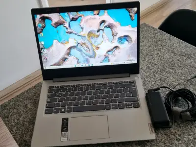 Laptop Lenovo con cargador en buen estado - miniatura 1