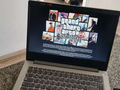 Laptop Lenovo con cargador en buen estado - miniatura 2