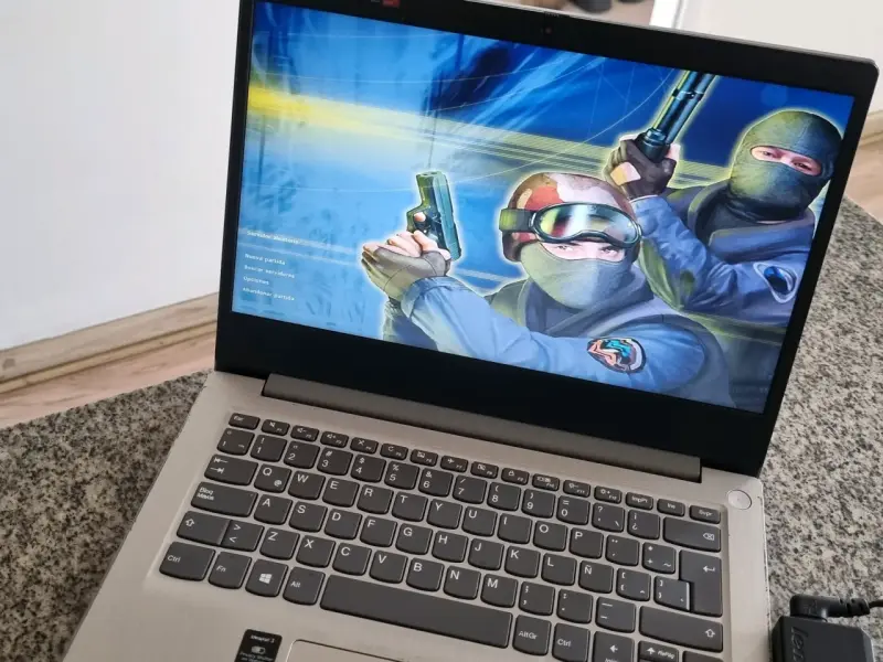 Laptop Lenovo con cargador en buen estado - 3