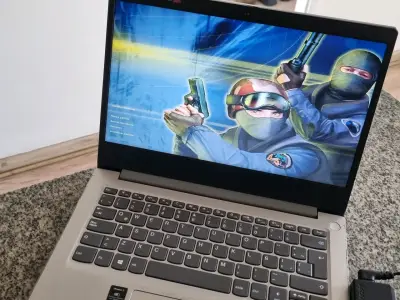 Laptop Lenovo con cargador en buen estado - miniatura 3