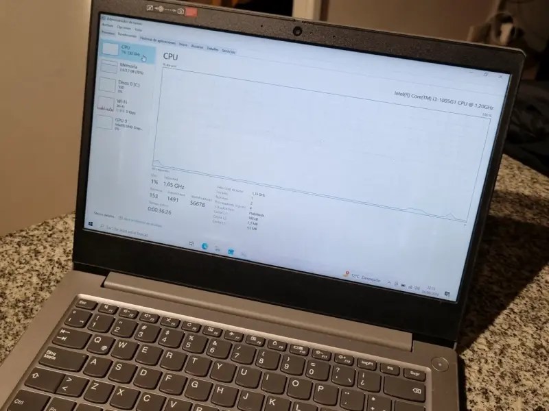 Laptop Lenovo con cargador en buen estado - 4