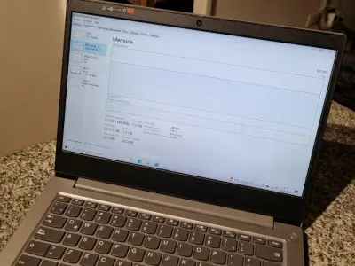 Laptop Lenovo con cargador en buen estado - miniatura 5