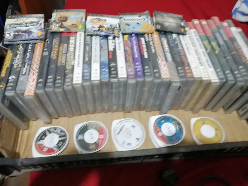 Consola PSP con colección de juegos variados - 2