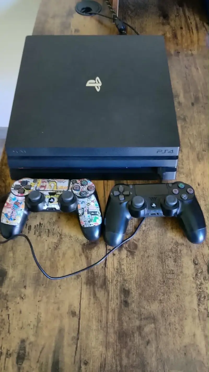 Consola PS4 con dos controles