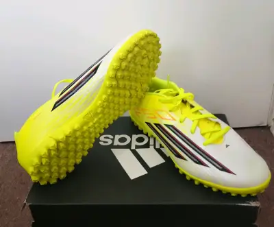 Zapatillas de fútbol Adidas F50 amarillas - miniatura 1