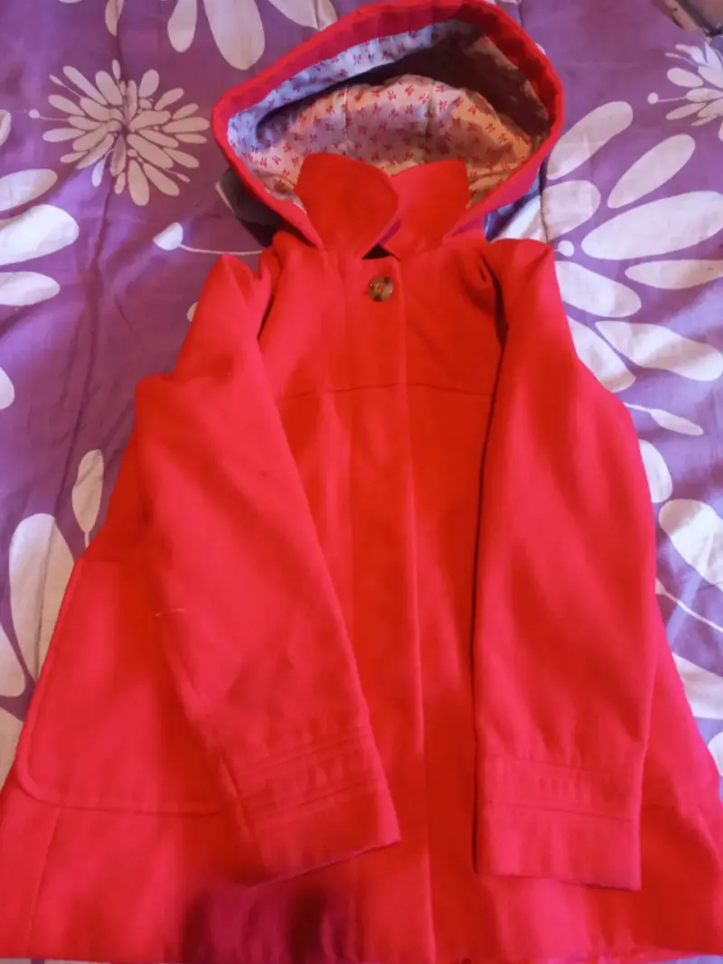 Abrigo rojo para niña con capucha - 1