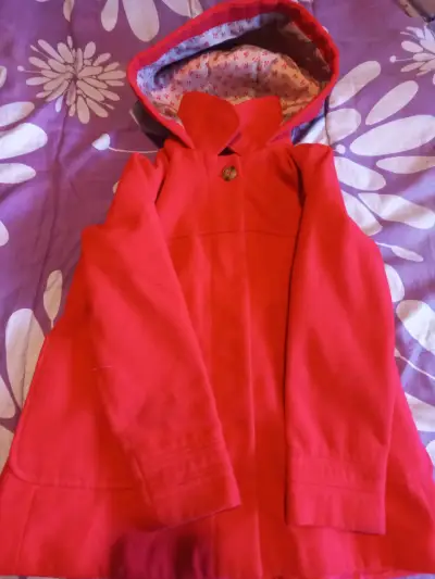 Abrigo rojo para niña con capucha - miniatura 1