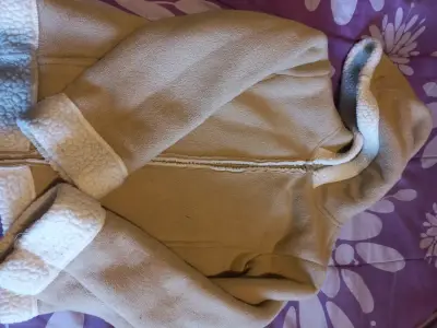Abrigo rojo para niña con capucha - miniatura 2