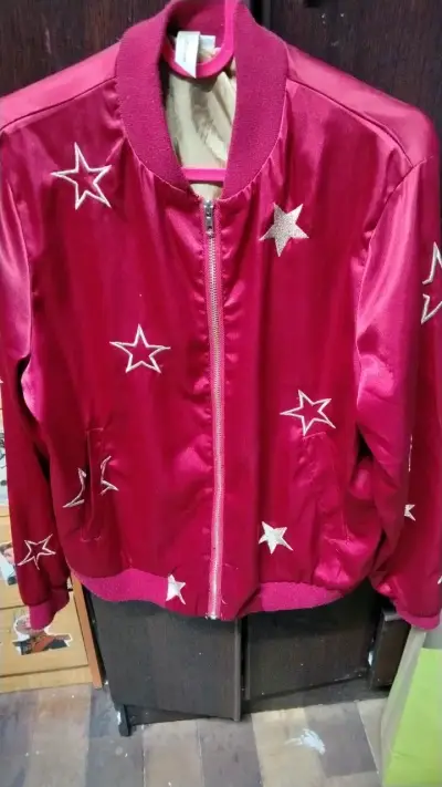 Chaqueta bomber roja con estrellas bordadas - miniatura 1