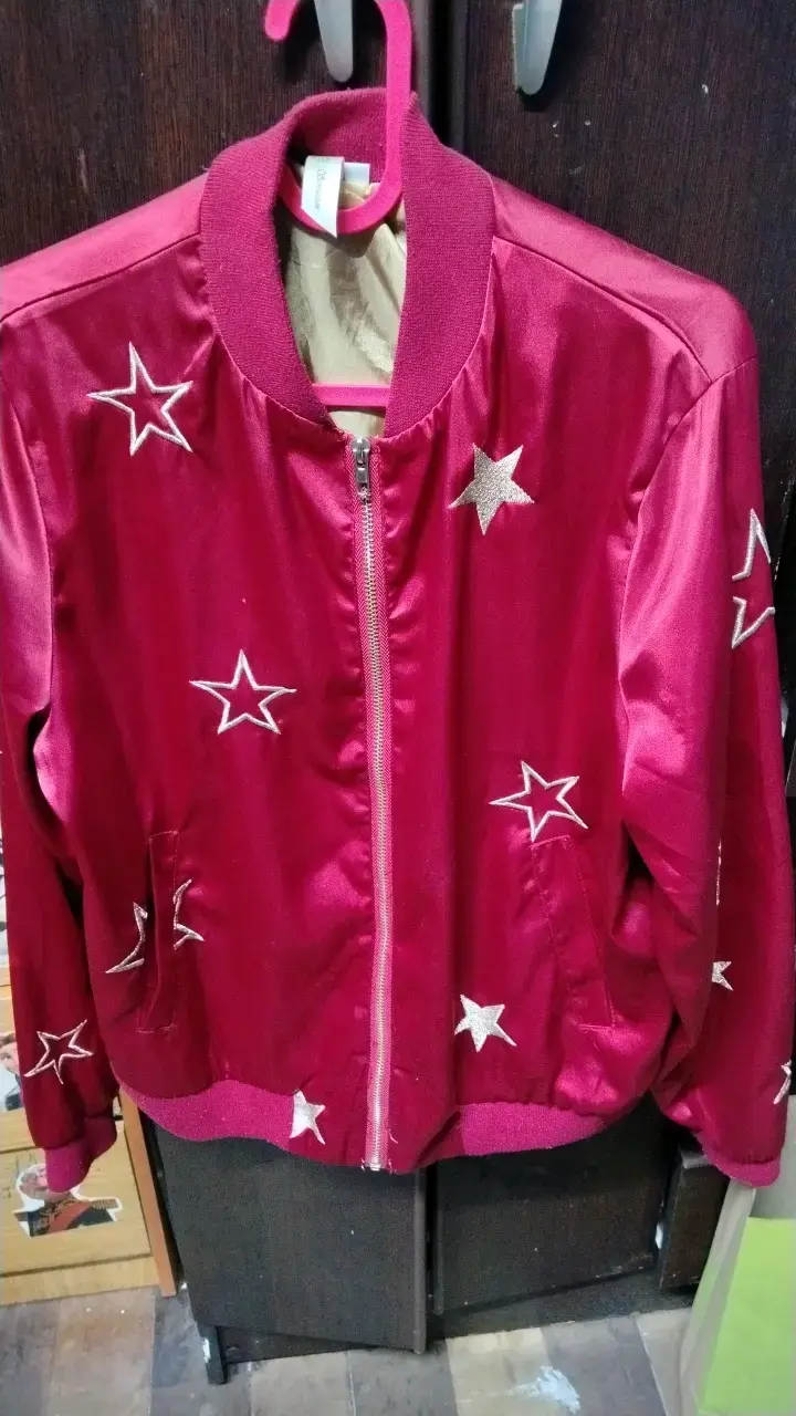Chaqueta bomber roja con estrellas bordadas - 2