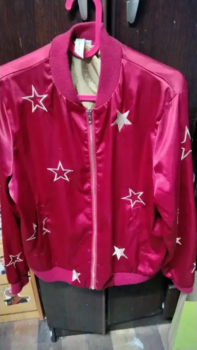 Chaqueta bomber roja con estrellas bordadas - miniatura 2