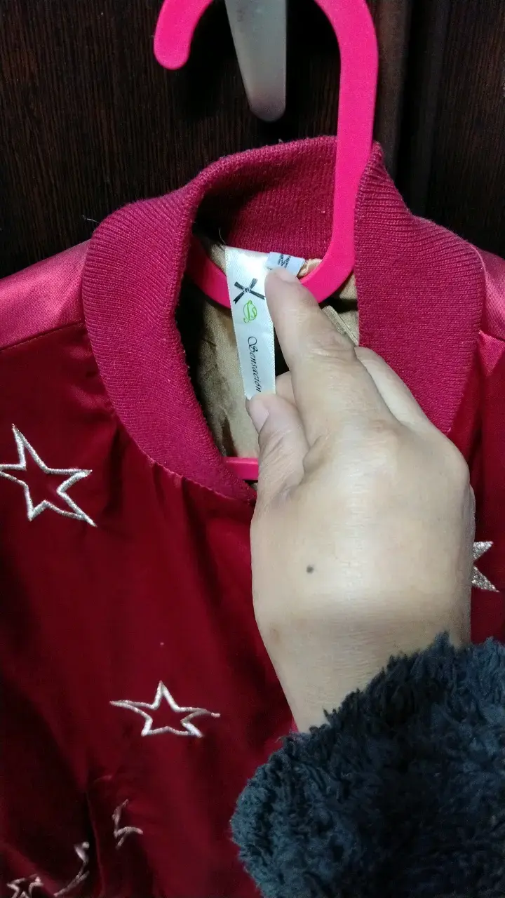 Chaqueta bomber roja con estrellas bordadas - 3