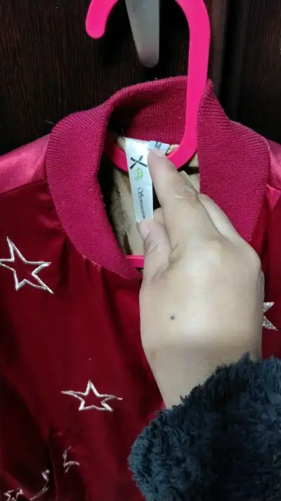 Chaqueta bomber roja con estrellas bordadas - miniatura 3