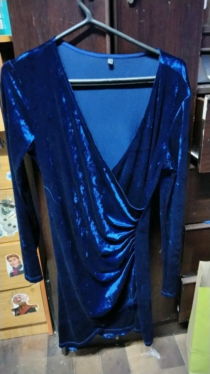 Vestido de terciopelo azul con escote en V - 2
